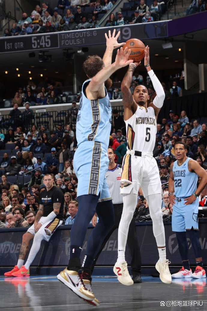 半岛体育官网-新奥尔良鹈鹕迎NBA常规赛关键赛，集结日单刀错失，气氛紧张，资深球员宣示担当